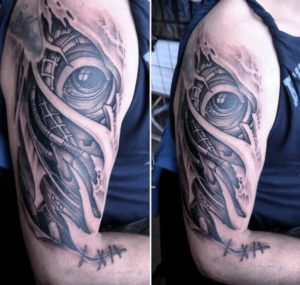 Tatuaż biomechaniczny na ramieniu mężczyzny
