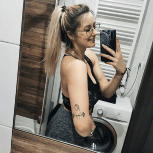 Kobieta korzystająca z siłowni po tatuażu