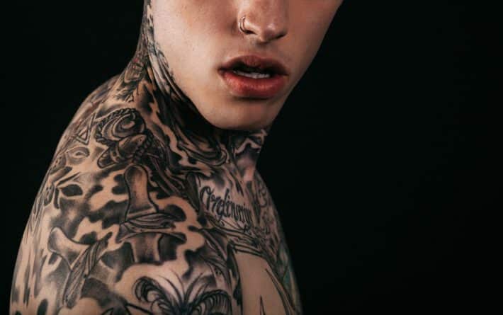 Mężczyzna kochający biomechaniczne tatuaże