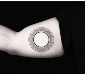 tatuaż geometryczny okrąg na ręce