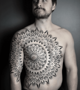 Męski tatuaż geometryczny na klacie