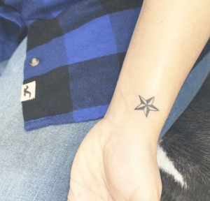 Drobny tatuaz gwiazdy na nadgarstku