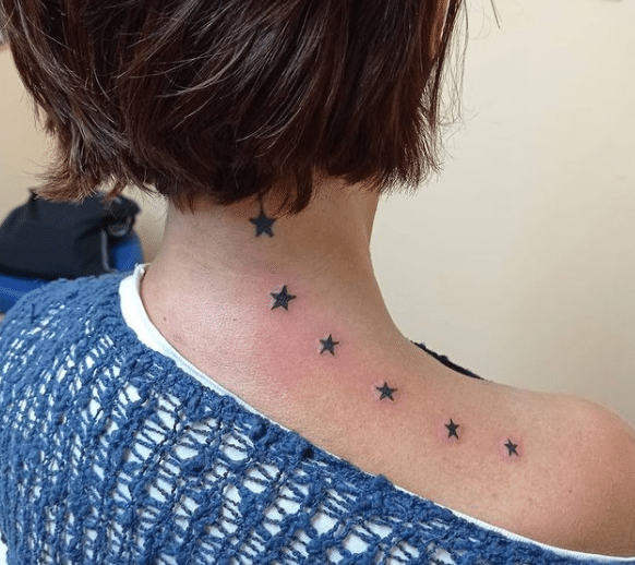 Tatuaż gwiaznki na plecach