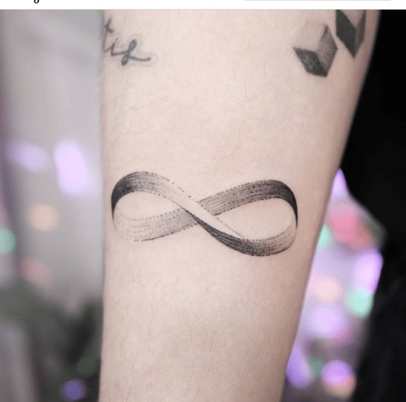 Tatuaż na rece w postaci symbolu nieskończoności
