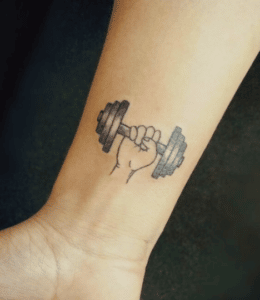 Tatuaz symbolizujący siłownię