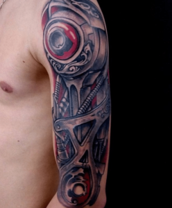 Tatuaż biomechaniczny na ręce i ramieniu