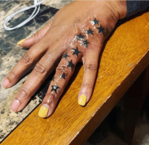 Gwiazdy tatuaż na placu u ręki