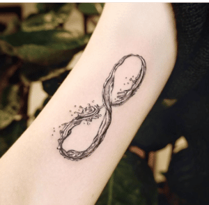 tatuaż nieskończoności na ręce