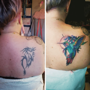 Kolorowy cover up tattoo na ramieniu