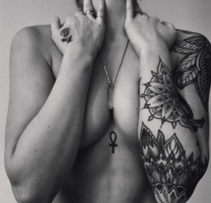 Ankh krzyż tatuaż na ciele kobiety