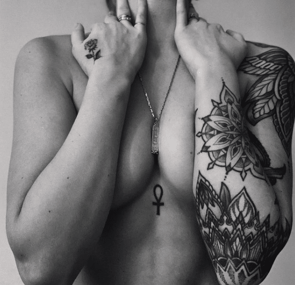 Ankh krzyz tatuaz na ciele