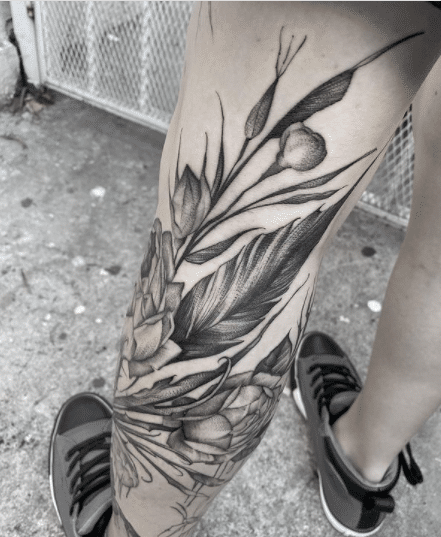 Czarny tatuaz na nodze