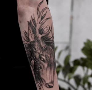 Tatuaż jeleń na ręce