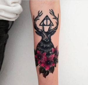 Tatuaż jeleń wydziarany na ręce