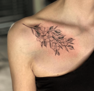 Tatuaz kwiat wiśni o wyjątkowym znaczeniu na ciele kobiety