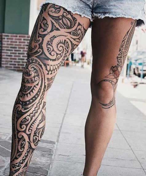 Kobiece nogi z tatuażami
