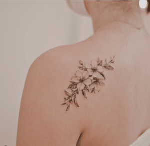 Tatuaż kwiat wiśni na ciele