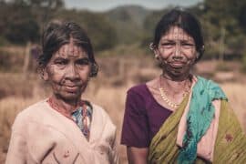 Starsze kobiety z plemienia z tatuażami na twarzy