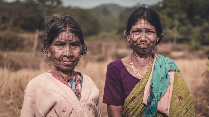Starsze kobiety z plemienia z tatuażami na twarzy