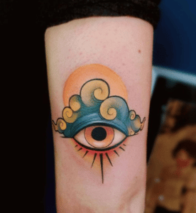 Kolorowy tatuaz oko na ręce