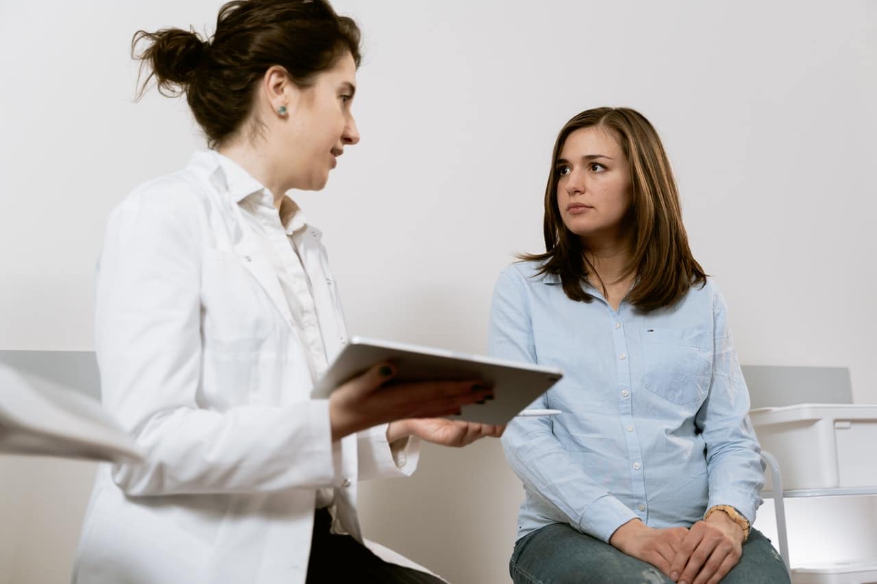 Wizyta kobiety u lekarza w związku z uporczywym bólem pachwin
