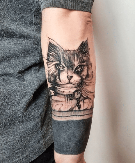 Tatuaż koty na przedramieniu kobiety