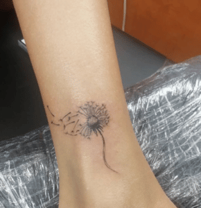 Tatuaż dmuchawiec na ręce