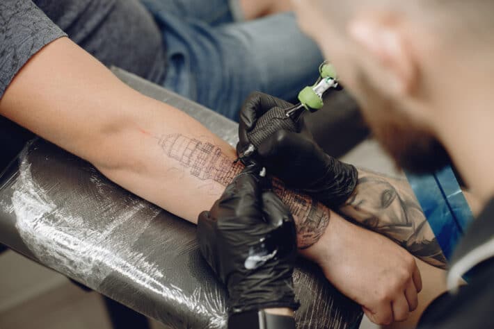 Mężczyzna wykonujący tatuaż dotwork w studio