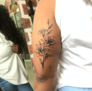 Tatuaż lilia u kobiety