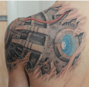 Tatuaż biomechaniczny na ramieniu