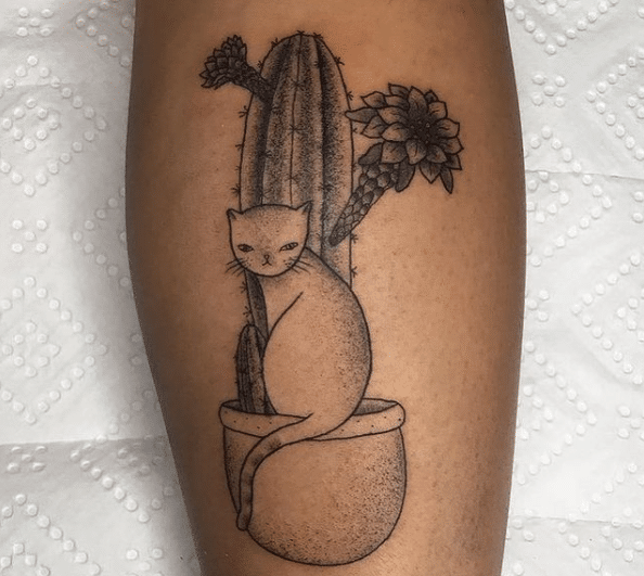 Tatuaż koty przy kaktusie na łydce mężczyzny