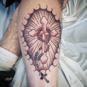 Tatuaż krzyż na nodze