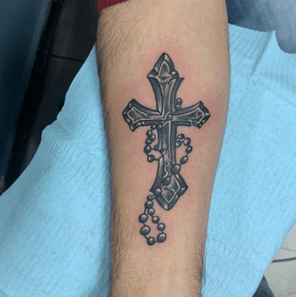Tatuaż krzyż na ręce