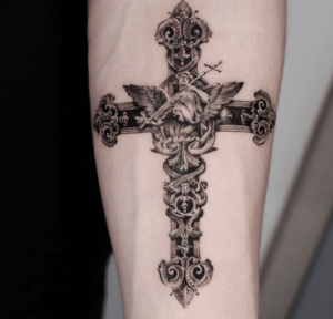 Tatuaz krzyż na ręce
