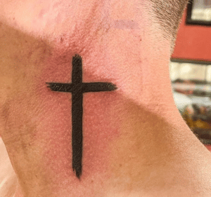 Krzyż jako tatuaz religijny na szyi