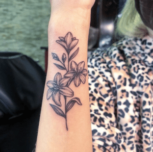 Tatuaże lilie na ręce