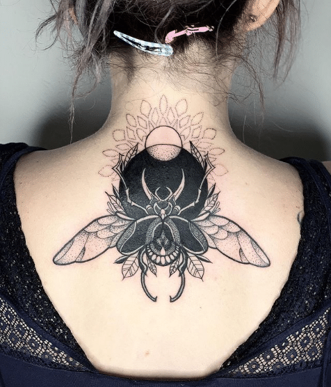 Kobieta z ciekawym pomysłem na tatuaż na karku