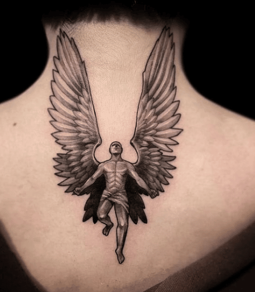 Tatuaż na karku kobiety w postaci anioła stróża, takie tatuaże na kark uważane są za symboliczne