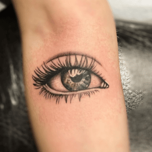 Ręka z tatuażem oko