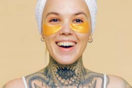 Kobieta z tatuażem oko na szyi