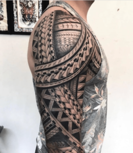 Tatuaż plemienny na ciele