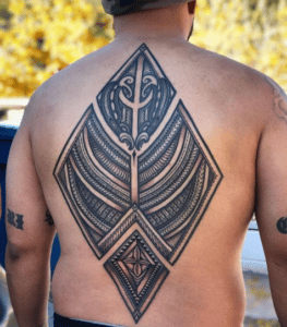 Mężczyzna z tatuażem plemiennym na plecach