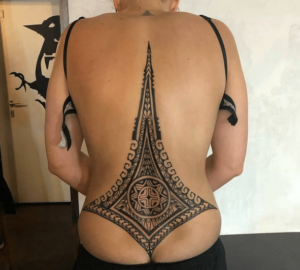 Kobieta z tatuażem plemiennym na plecach