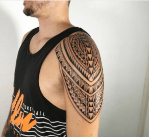 Tatuaz plemienny wydziarany na ramieniu mężczyzny
