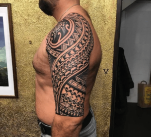 Mężczyzna z tatuażem plemiennym na ręce