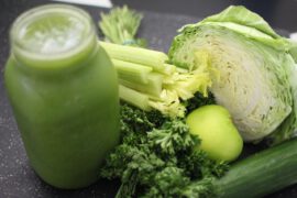 Warzywa i świezo wyciśnięty sok z zielonych warzyw w diecie sokowej