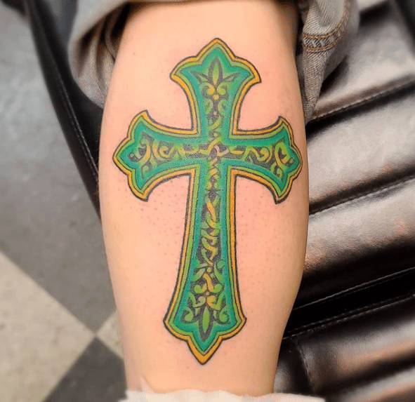 Tatuaż wykonany w kolorze w w stylu krzyża celtyckiego