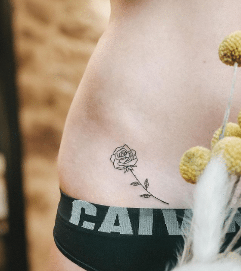 Tatuaż róża na biodrze