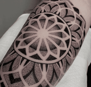 Dotwork tattoo na ręce