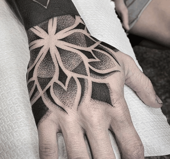 Dotwork tattoo na dłoni